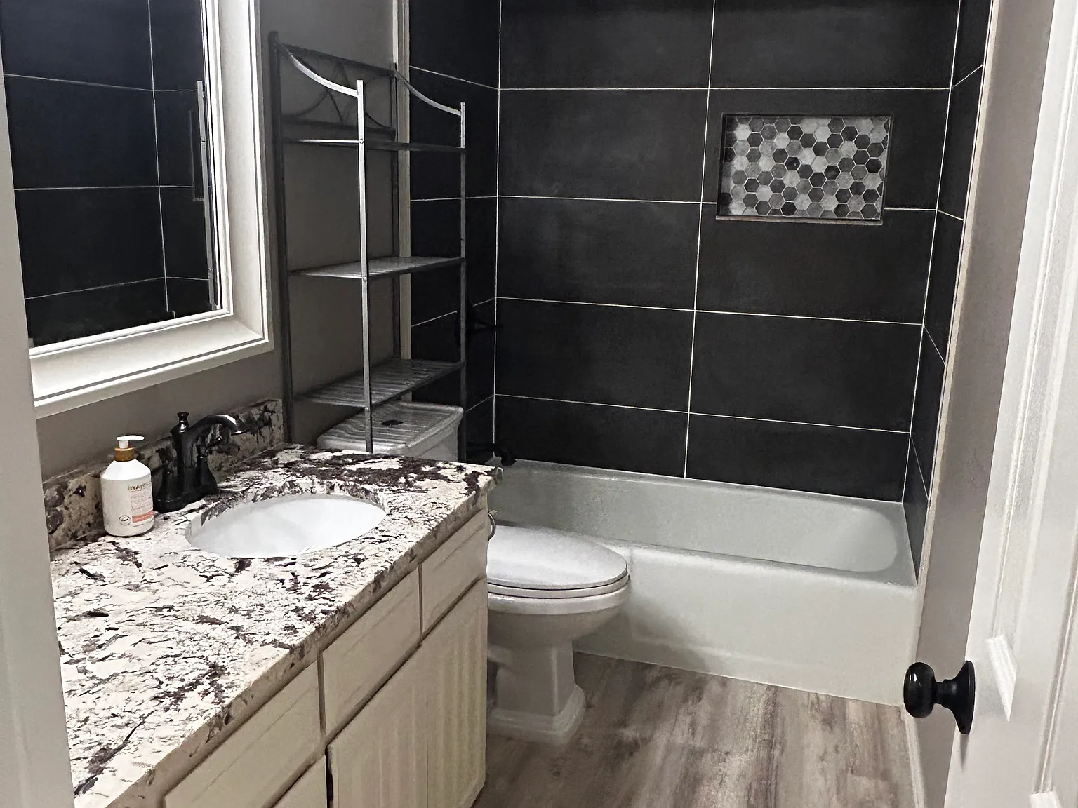 928 Flagstone Dr — Photo 3