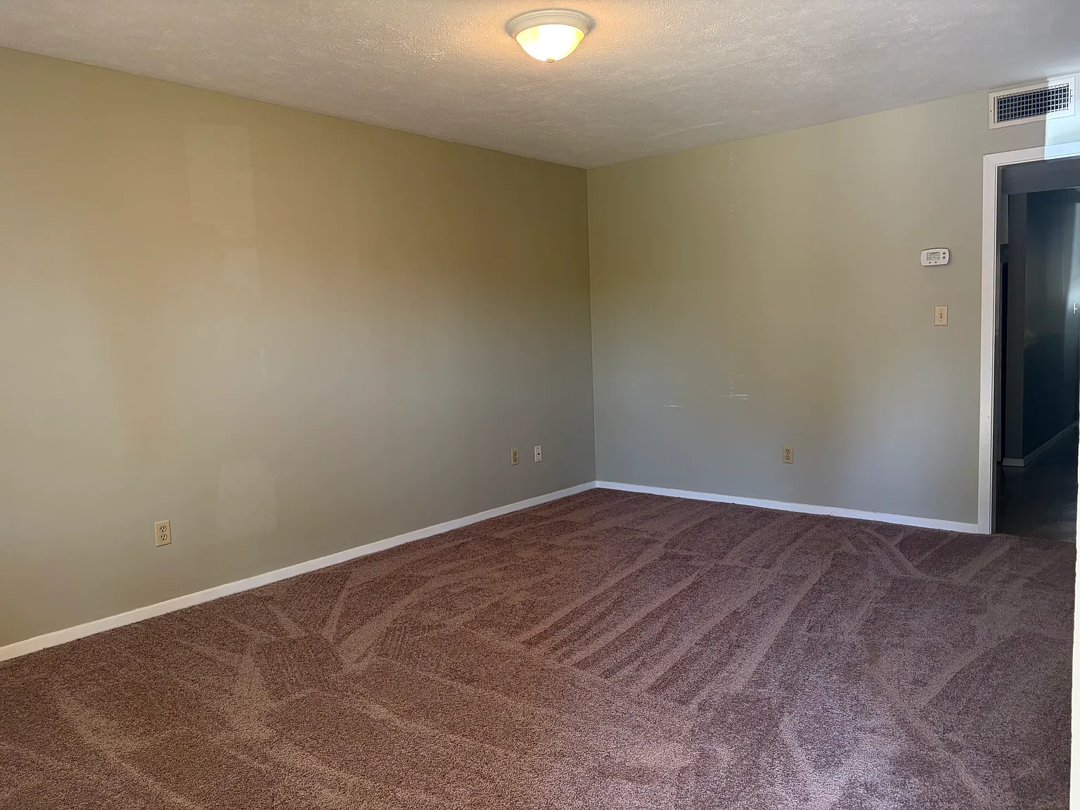 2 bed, 1.5 bath, 997 sqft, $1,050 — Photo 2