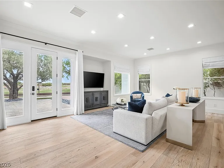304 N Royal Ascot Dr — Photo 30