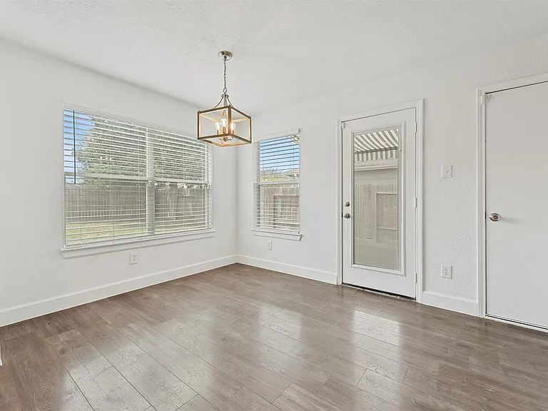 11210 Log Cabin Ln — Photo 7