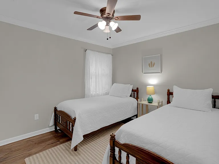 323 Edgewater Ln — Photo 20