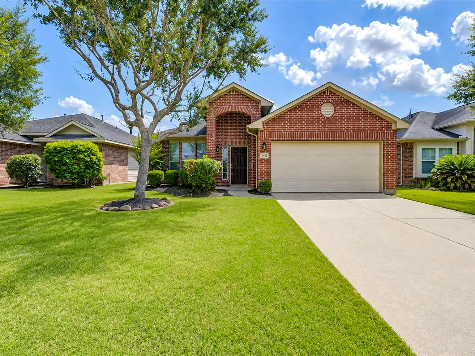3 bed, 2.0 bath, 1844 sqft, $2,200 — Photo 3