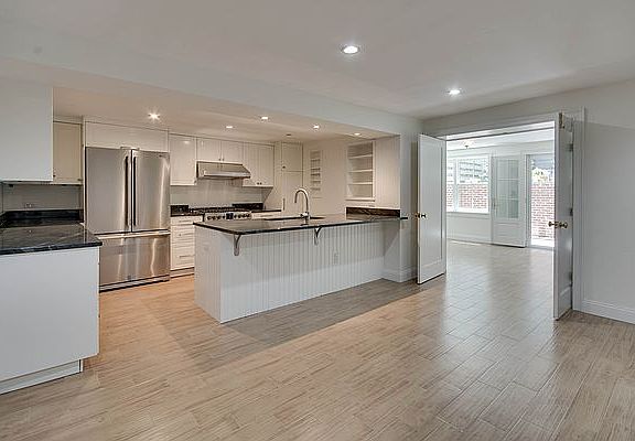 5th image of 122 Pacific St #1