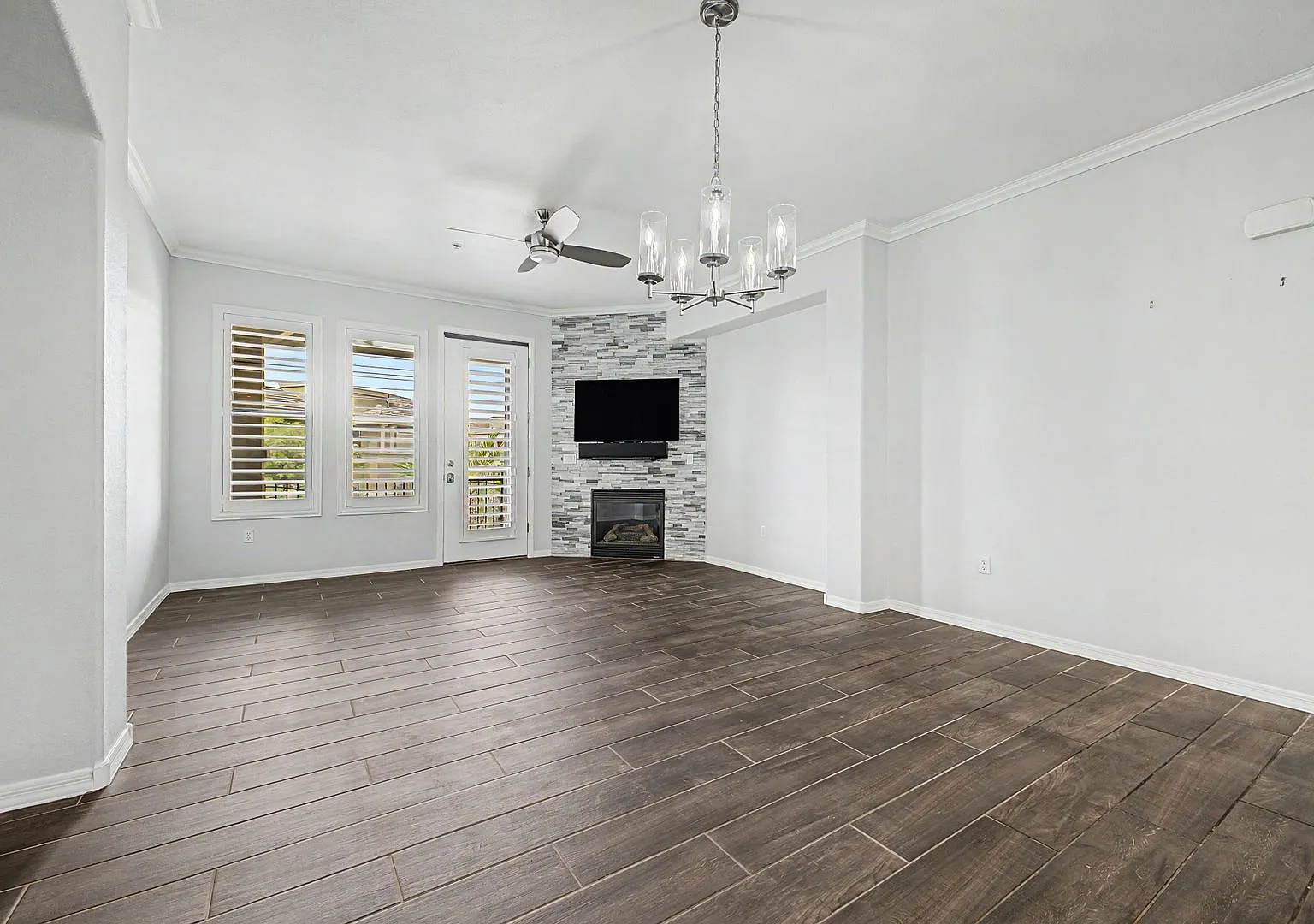 2/2 Bed/Bath Resort Style Luxury Condo In Scottsdale — Photo 1