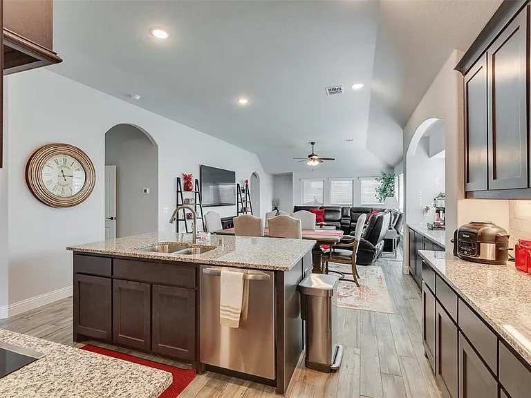 2210 Moon Dance Ln — Photo 32