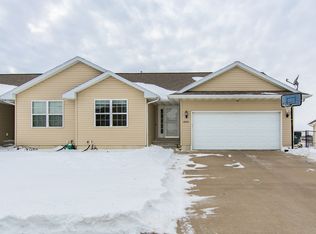 8414 Woodstone Ct SW, Cedar Rapids, IA 52404