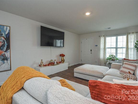 5th image of 318 Kingsford Dr