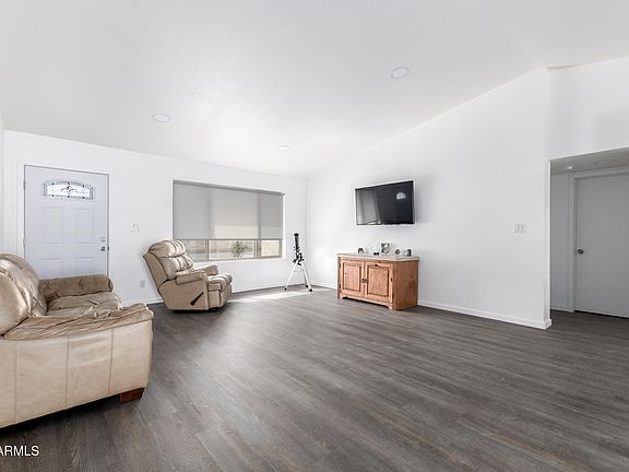 3rd image of 2826 E Cactus Rd