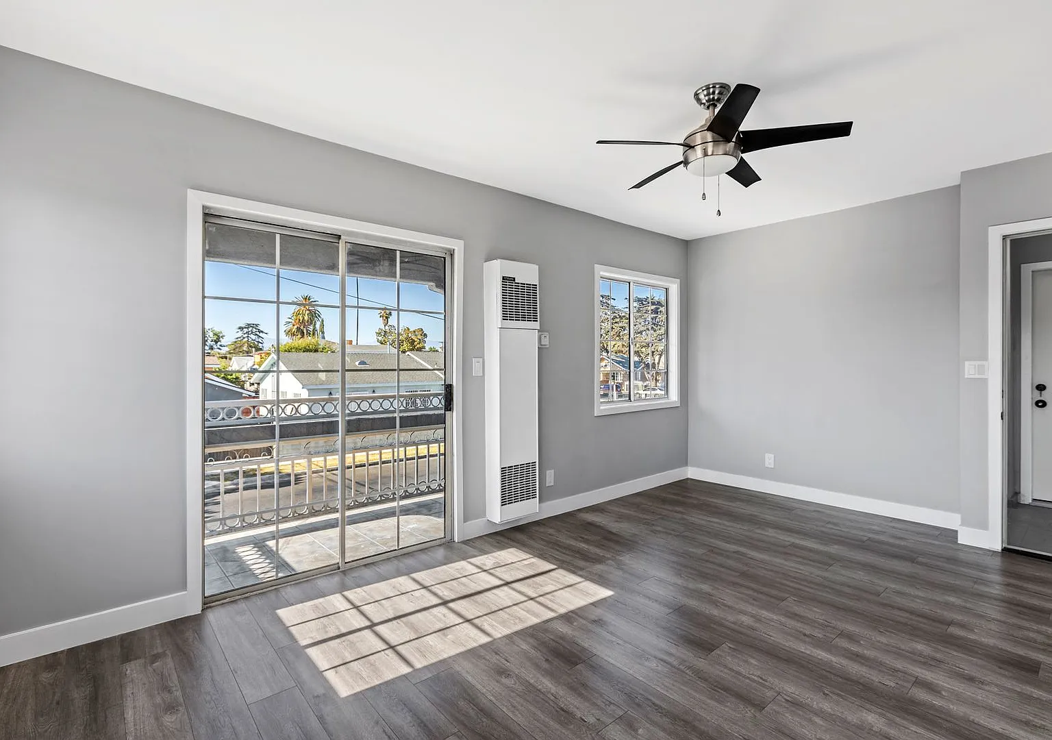 Beautiful 1BR 1BA Unit with Attached 1-Car Garage Located Near USC — Photo 1