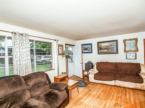 3rd image of 1214 Crestview Dr