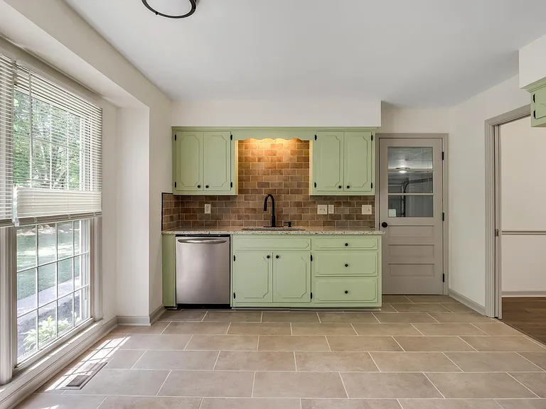 301 Glenwood Dr — Photo 9