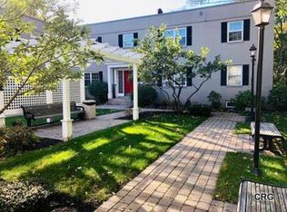 11 Charlesbank Rd APT 4, Newton, MA 02458