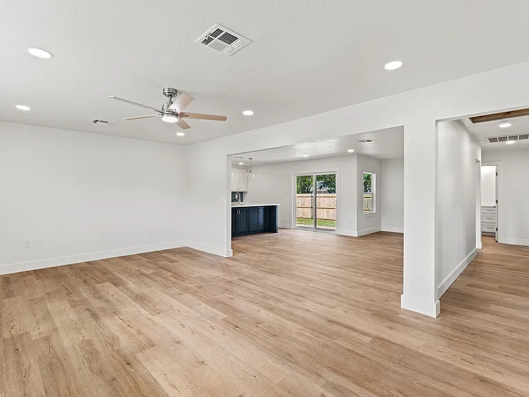 2701 Macarthur Dr — Photo 5
