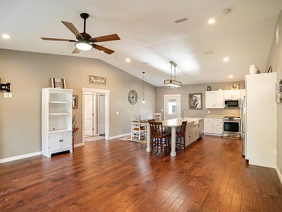 4th image of 132 Karen Ct