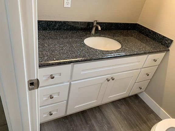 4th image of 3984 Bismarck Dr