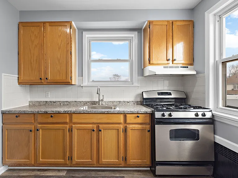 590 Grove Ave #2 — Photo 4