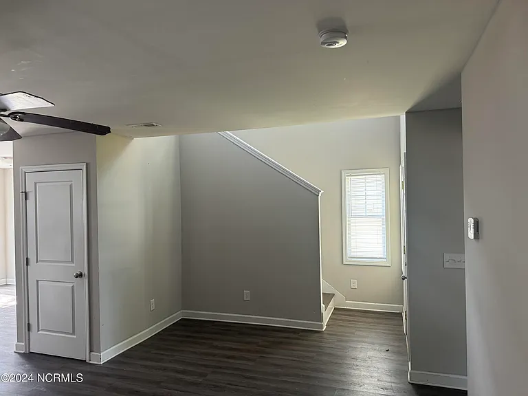 210 Jordan Ln — Photo 2