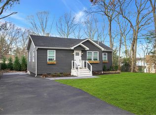 6 Corchaug Trl, Ridge, NY 11961
