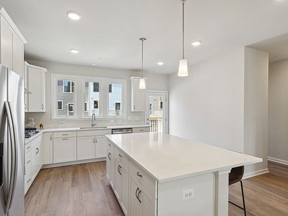 Upgraded Gourmet Kitchen w Cooktop