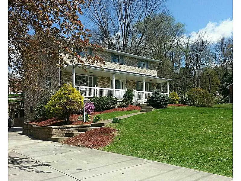 443 Manor Rd photo 1