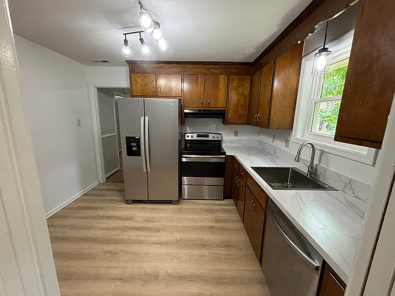11155 Guilford Rd — Photo 4
