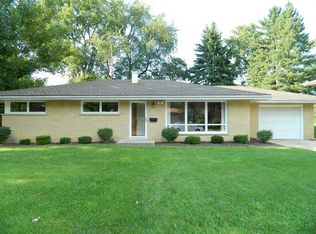 111 April Ln, North Aurora, IL 60542