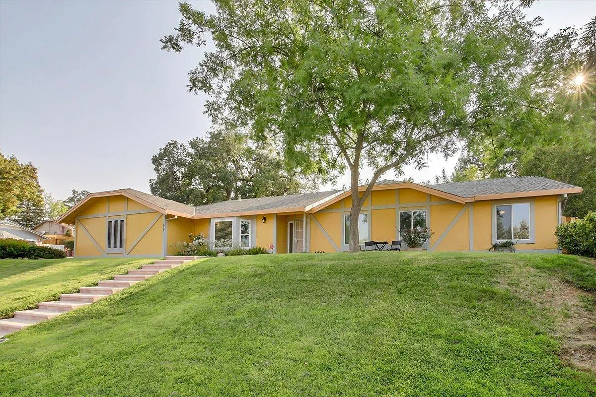 521 Flower Dr photo 1