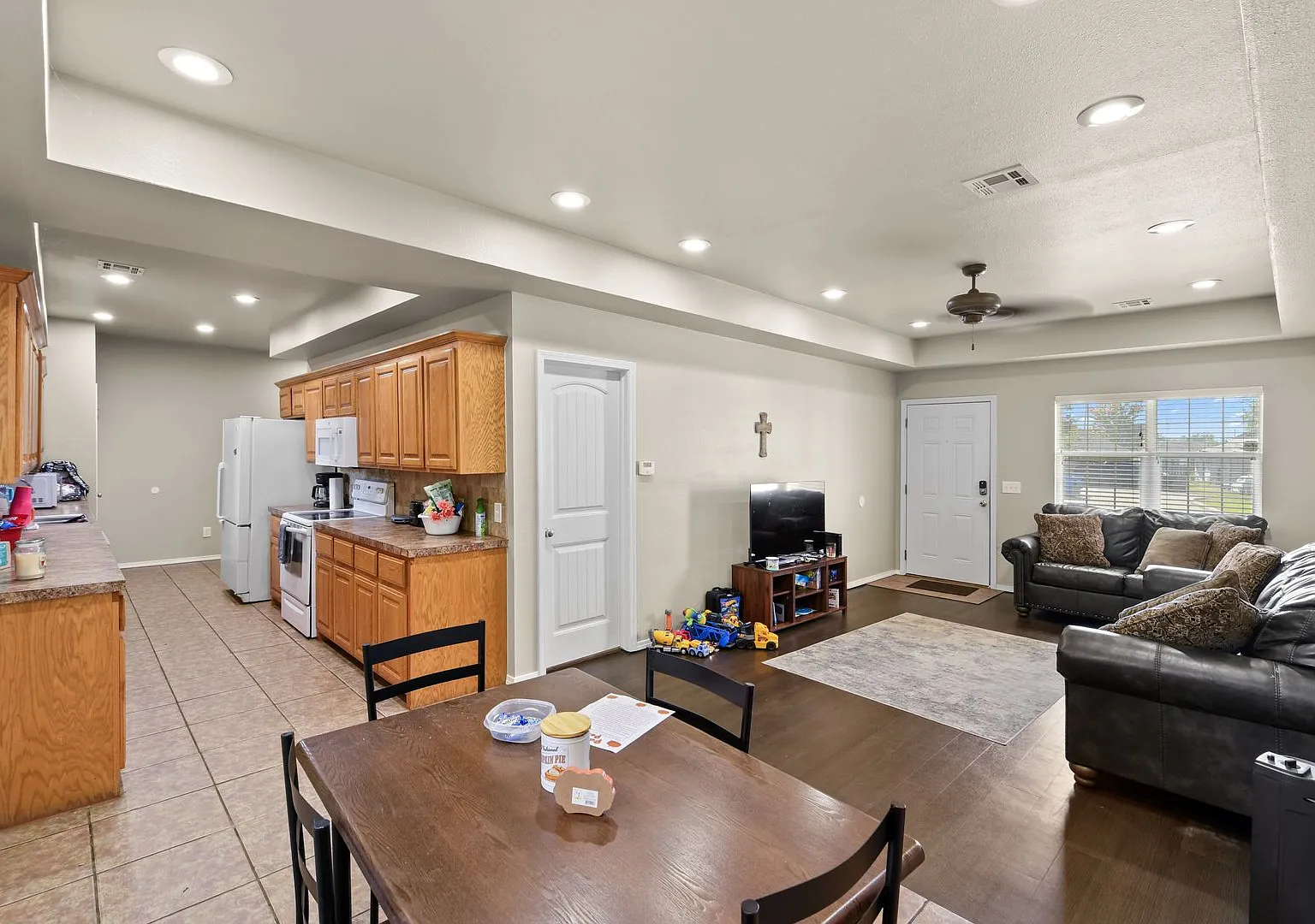 3 Bed / 2.5 Bath in a 2 Story Four Plex - Water, Lawncare, & Trash Services Included! — Photo 4