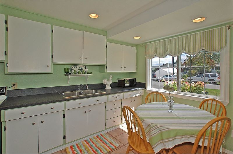 Eat-in kitchen