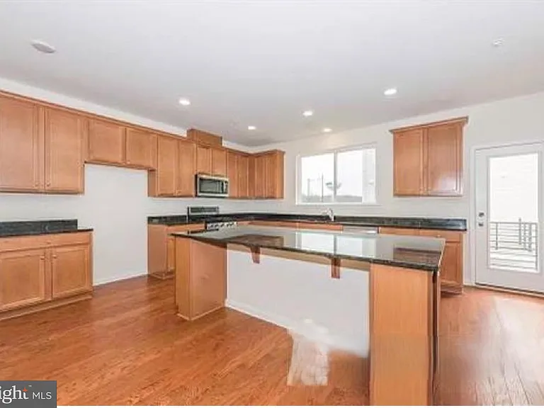 13 Bond St — Photo 4
