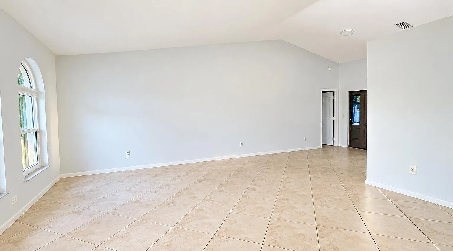 3 bed, 2.0 bath, 2236 sqft, $3,500 — Photo 2