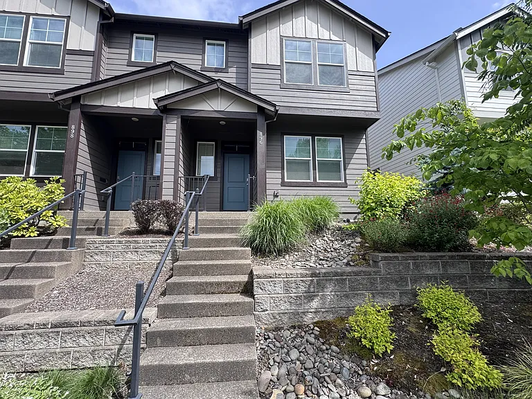 896 N 18th Ave — Photo 1