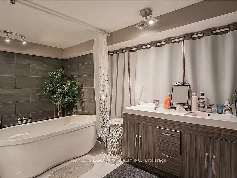 Savoy Cres — Photo 9