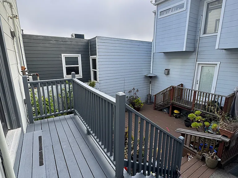 1071 De Haro St — Photo 2