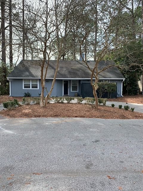 Large u-shaped driveway for easy off-street parking