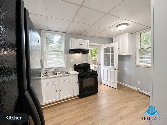 4th image of 134 Belden St #1