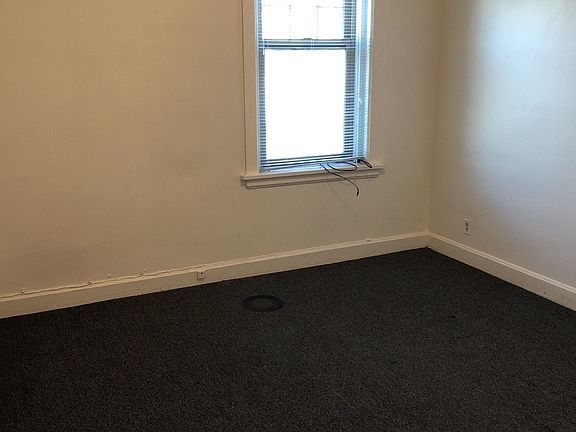 3rd image of 405 NE Oak St APT R