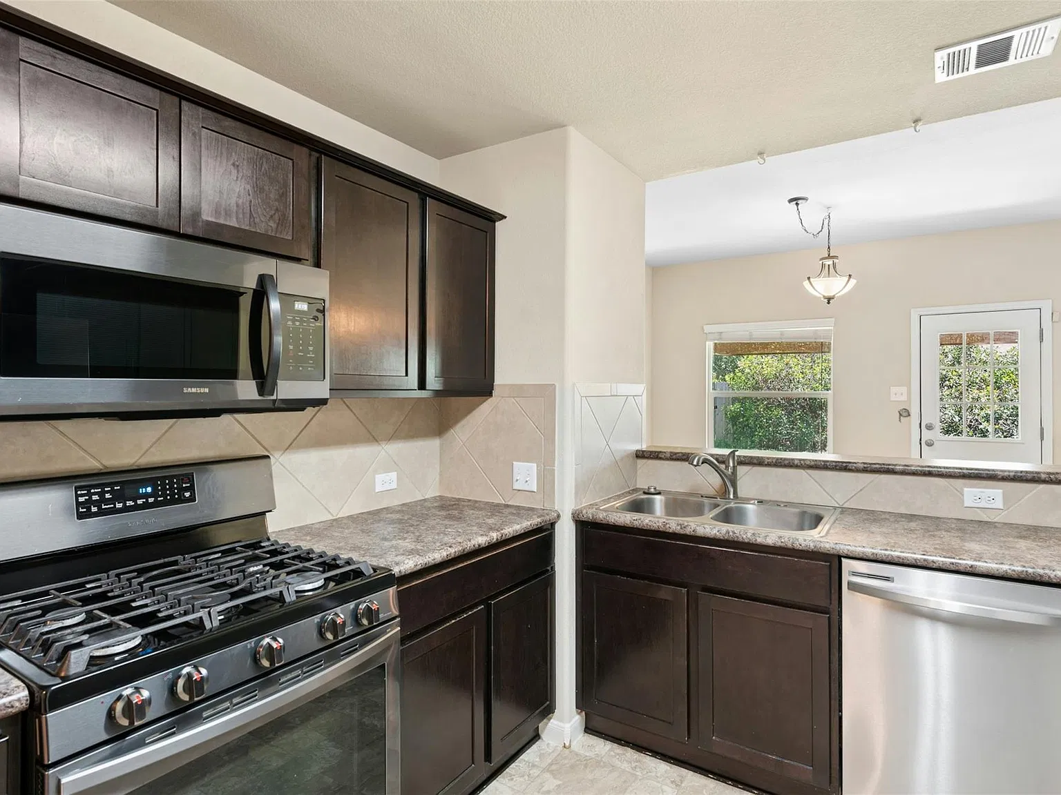 4 bed, 2.0 bath, 1815 sqft, $2,000 — Photo 4