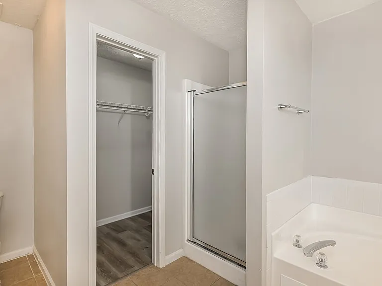812 Lorraine Ln — Photo 13