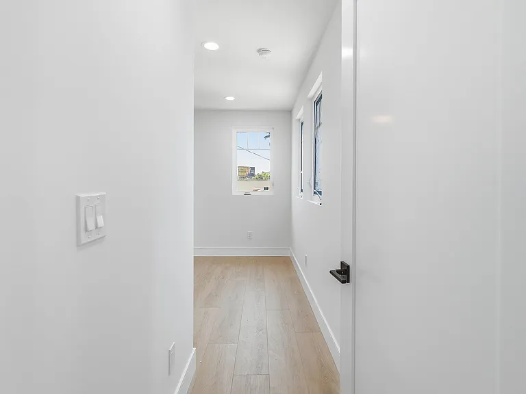 1822 1/2 S Harvard Blvd — Photo 28