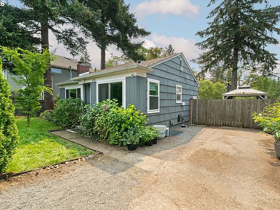 3rd image of 10520 SE Holgate Blvd