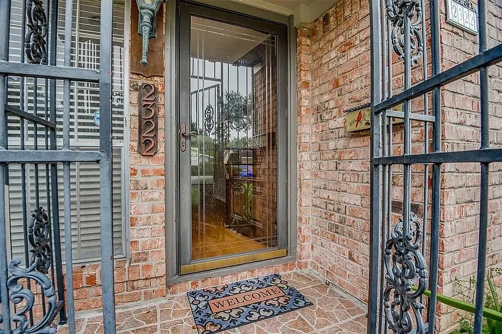3 bed, 2.0 bath, 1929 sqft, $2,600 — Photo 2