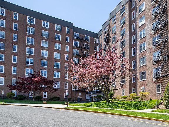 2nd image of 350 Richmond Ter APT 7C