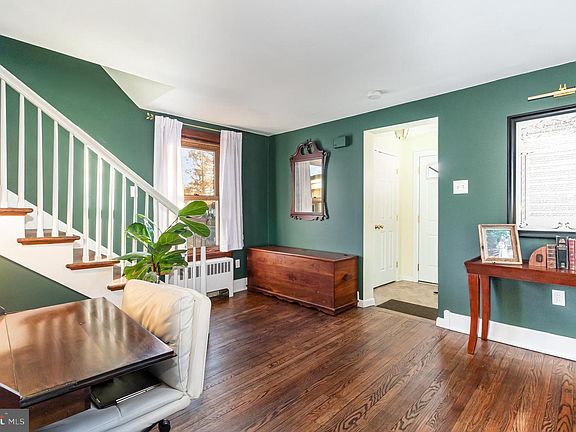 3rd image of 923 N College St