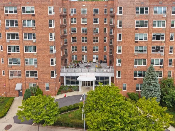 629 Kappock Street image 13 of 38