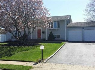 61 Circle Dr, Wheatley Heights, NY 11798