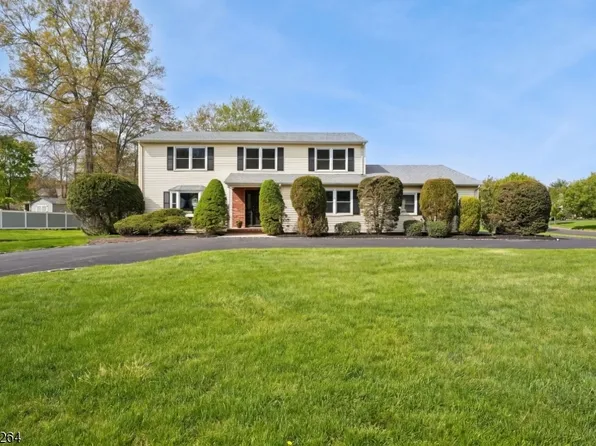 17 Fox Run Dr, East Hanover Twp., NJ 07936