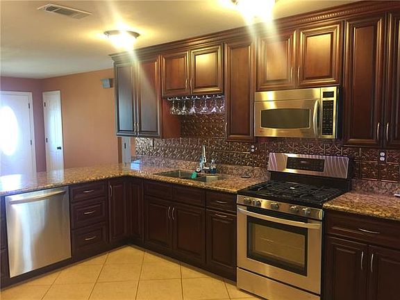 5th image of 105 Dorothy Dr