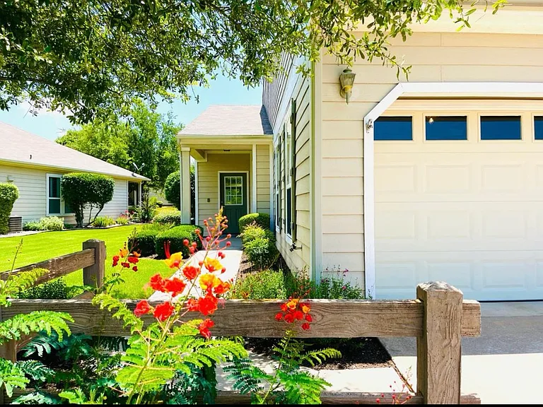 214 Bonham Loop — Photo 1