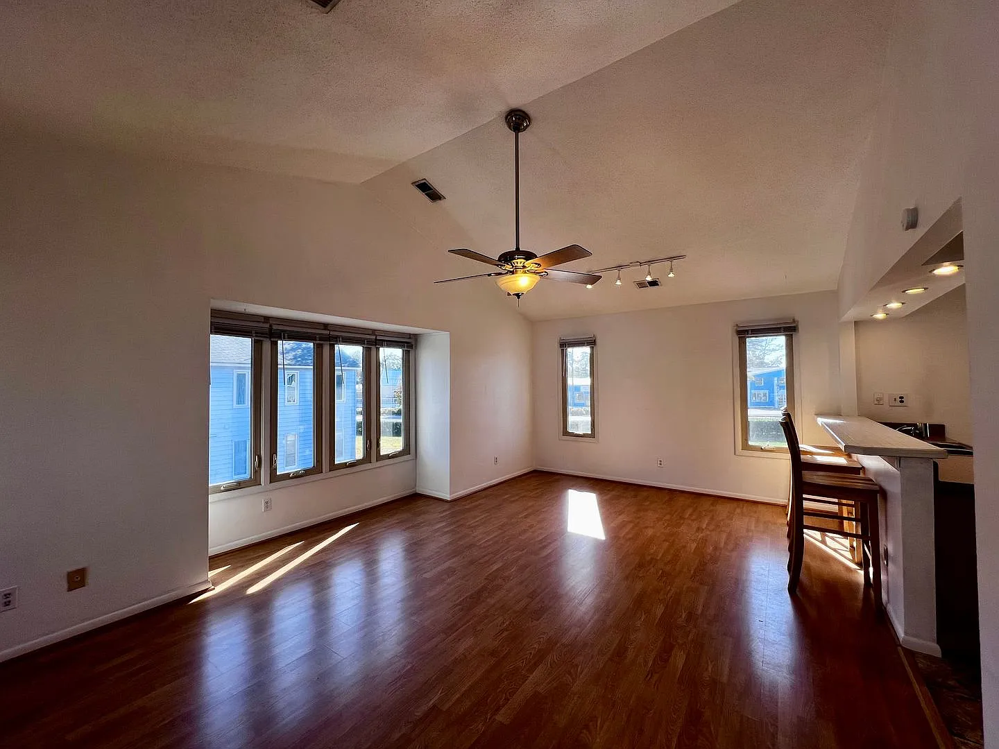 2 bedroom, 2 bathroom home — Photo 4